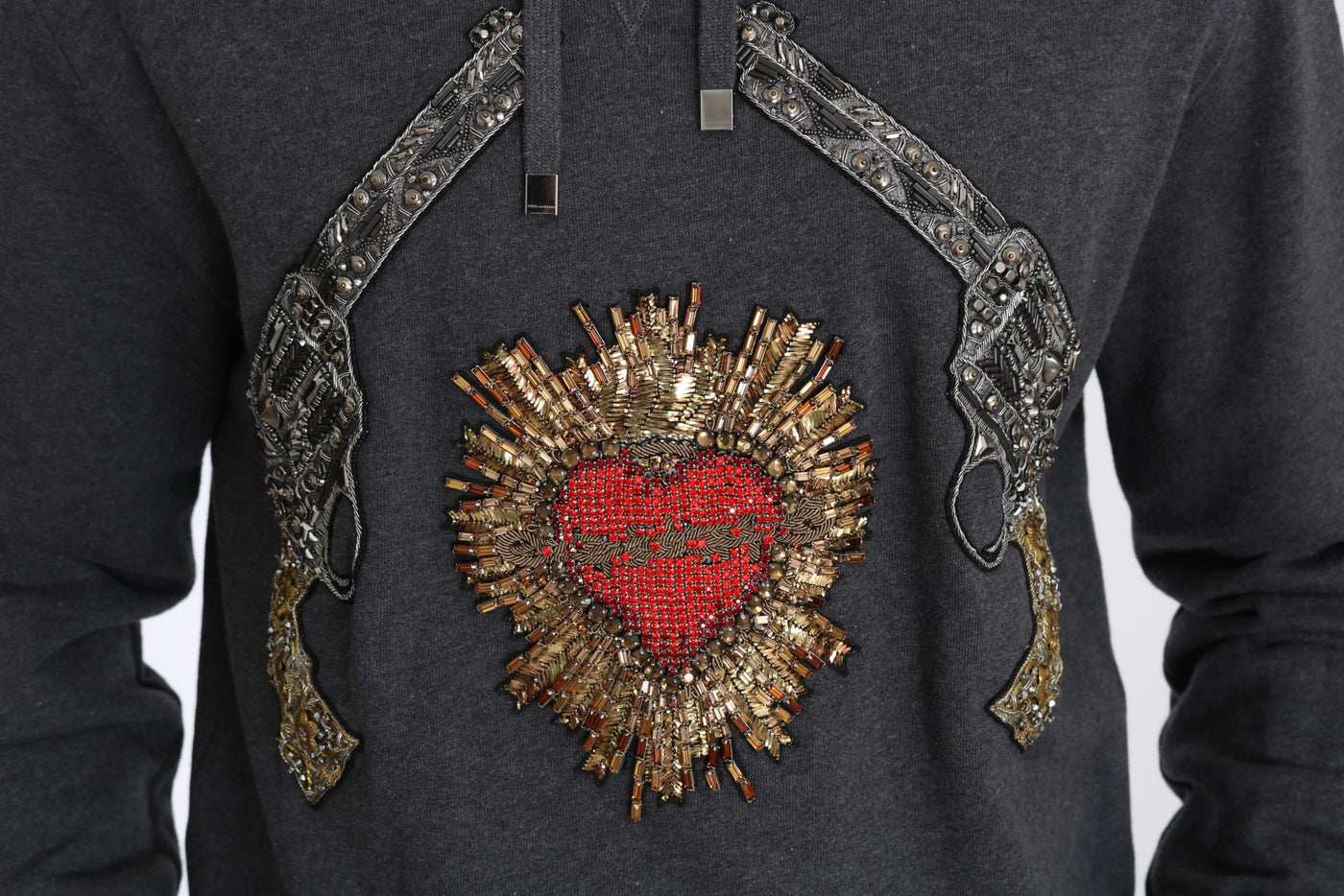 Dolce & Gabbana Grauer Pullover mit Kapuze und rotem Kristallherz Gun