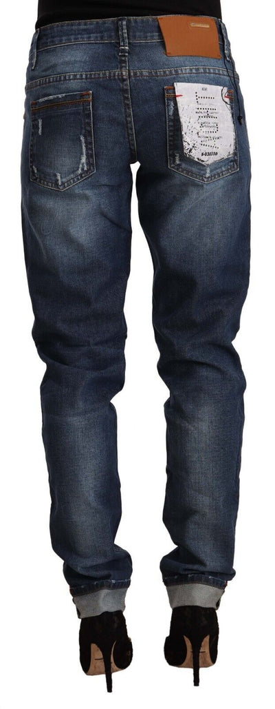 Acht Blaue gewaschene Jeans mit schmalem Bund und gefaltetem Saum aus Denim