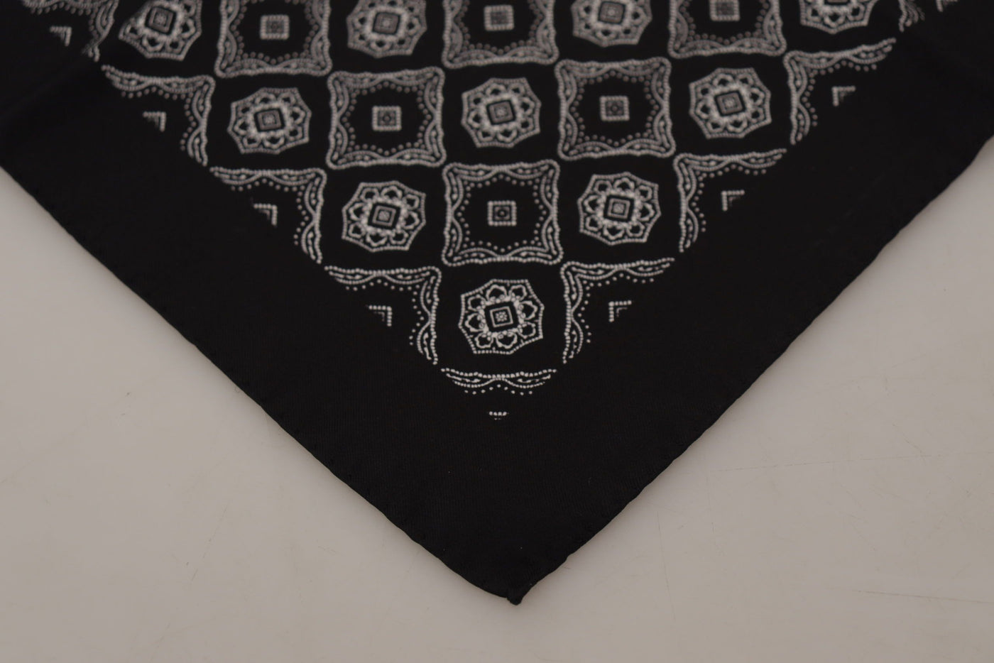 Dolce & Gabbana Schwarzes geometrisch gemustertes quadratisches Taschentuch