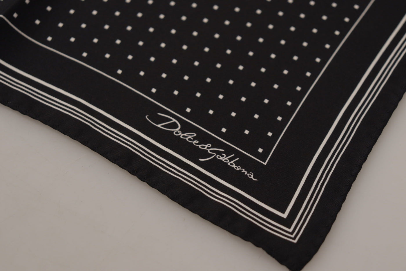 Dolce & Gabbana Schwarzes gepunktetes DG Logo Quadratisches Taschentuch