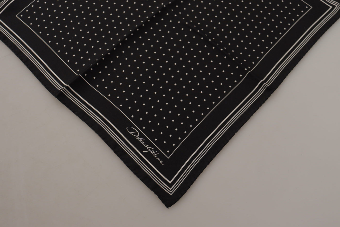 Dolce & Gabbana Schwarzes gepunktetes DG Logo Quadratisches Taschentuch