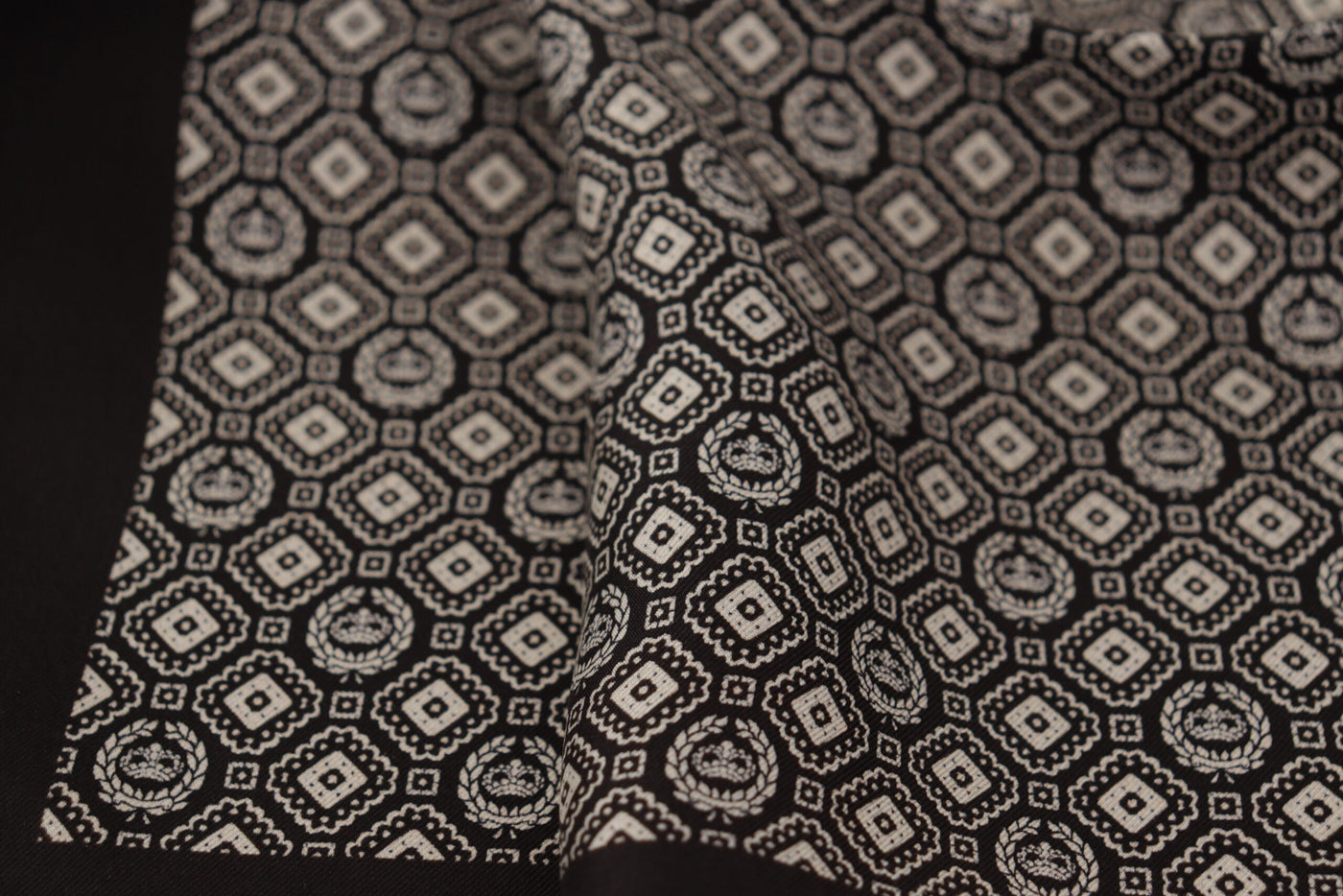 Dolce & Gabbana Schwarz gemustertes DG Logo Quadratisches Taschentuch Halstuch