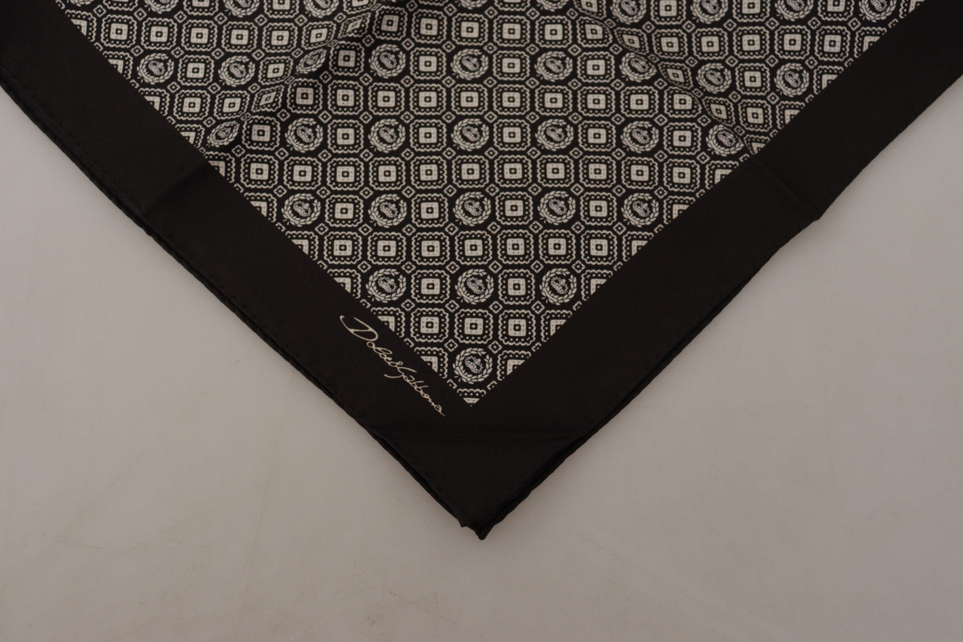 Dolce & Gabbana Schwarz gemustertes DG Logo Quadratisches Taschentuch Halstuch