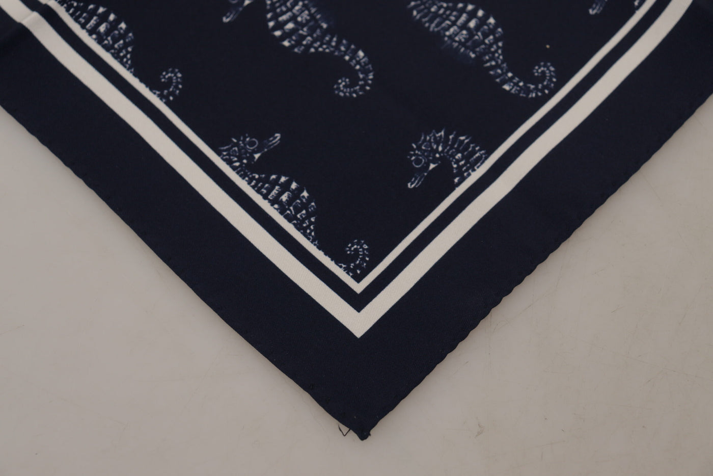 Dolce & Gabbana Blaues Seepferdchen DG Bedrucktes Quadratisches Taschentuch Schal