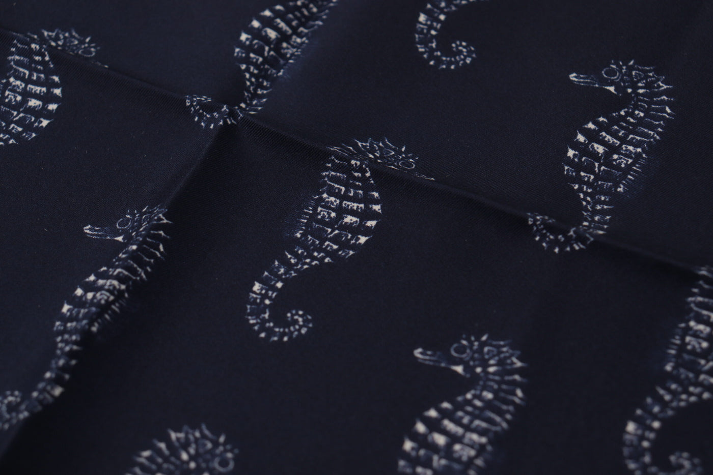 Dolce & Gabbana Blaues Seepferdchen DG Bedrucktes Quadratisches Taschentuch Schal