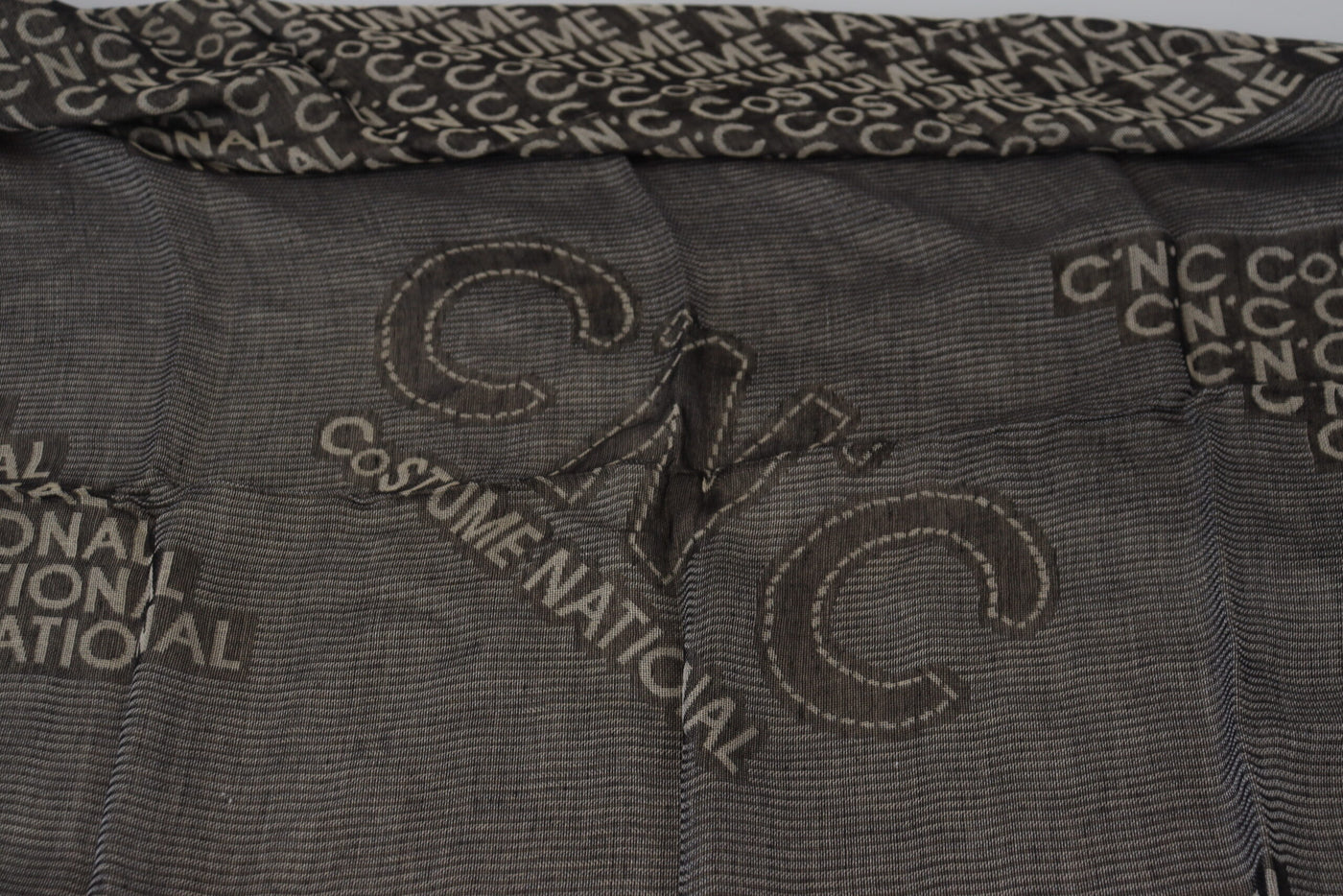 Costume National Grauer Logo-Strickhalstuchschal