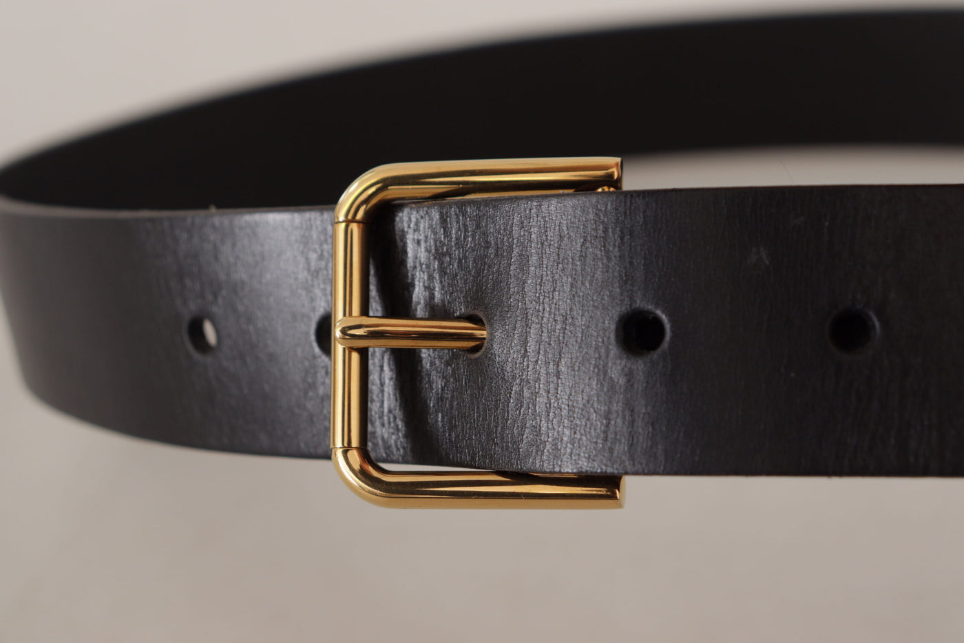 Dolce & Gabbana Schwarzer Kalbsledergürtel mit goldfarbener Logo-Metallschnalle