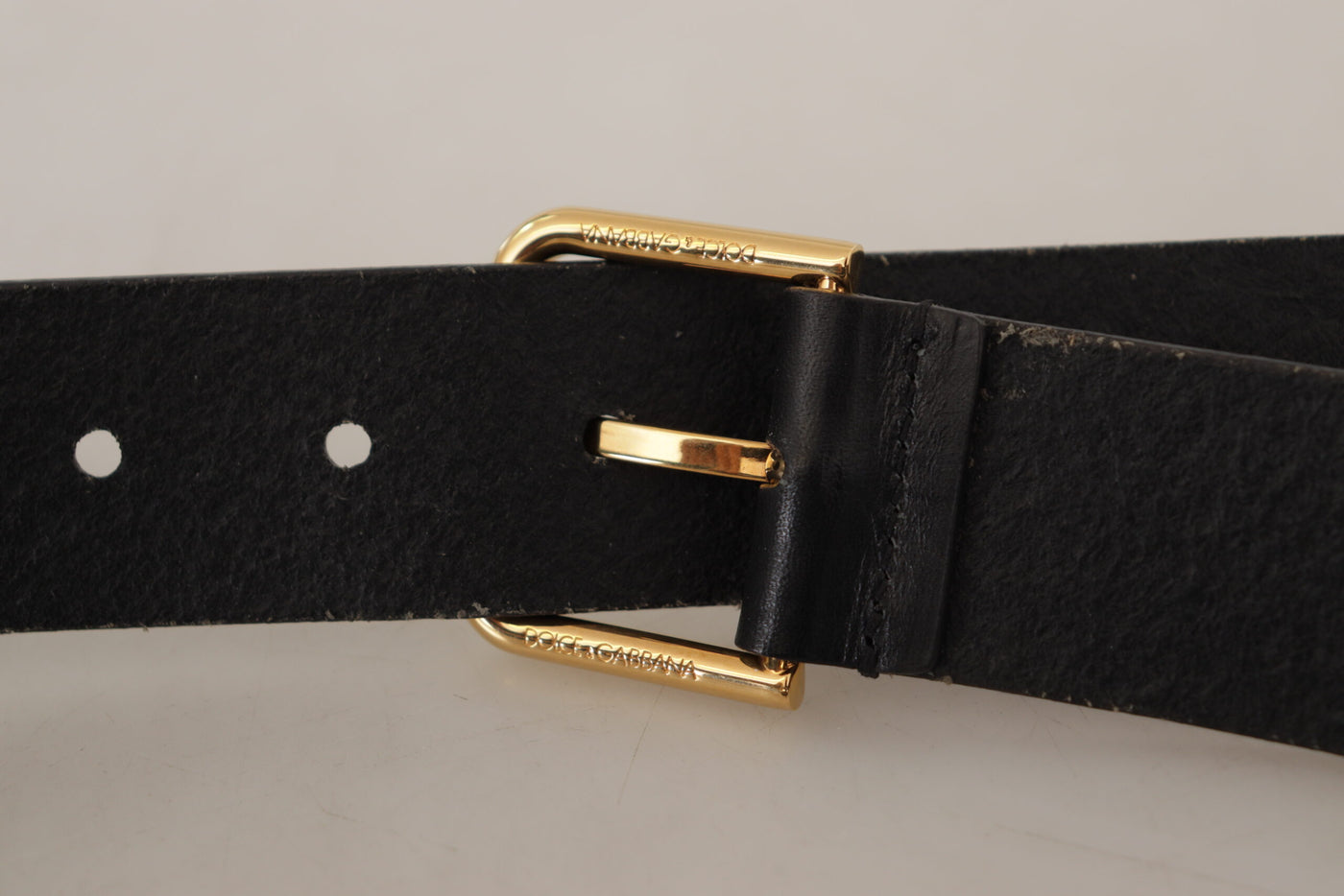 Dolce & Gabbana Schwarzer Kalbsledergürtel mit goldfarbener Logo-Metallschnalle
