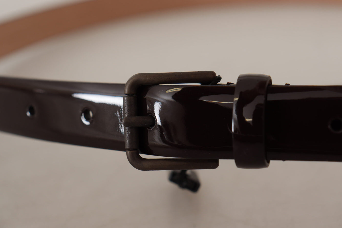 Dolce & Gabbana Schwarzer Lackleder-Logo-Metall-Gürtel mit Taillenschnalle