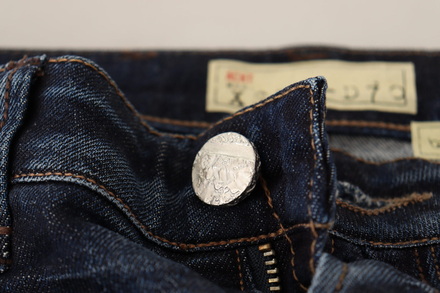 Acht Blaue Skinny Denim Jeans aus gewaschener Baumwolle mit niedriger Taille