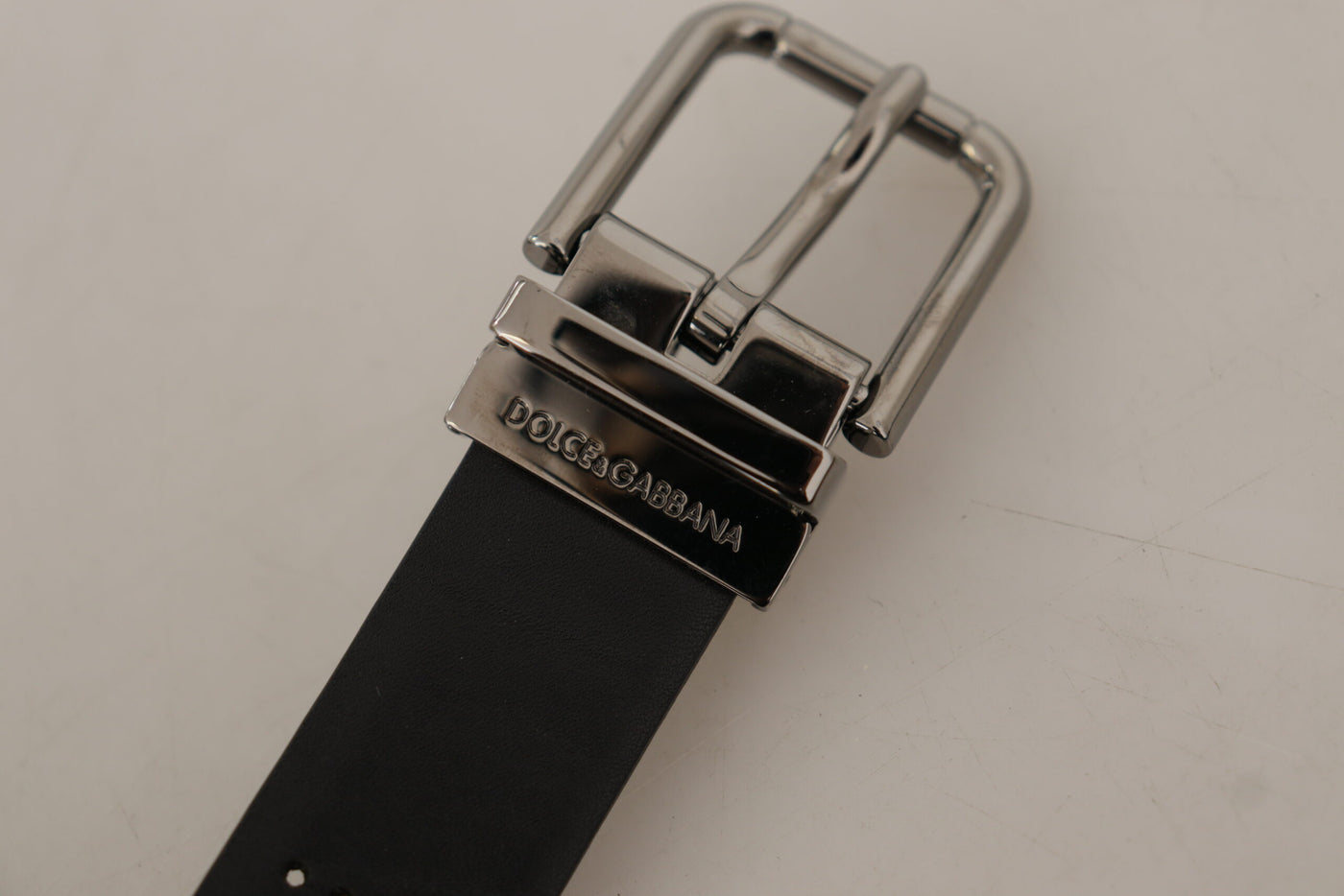 Dolce & Gabbana Schwarzes Kalbsleder Perforierte Metallschnalle Gürtel