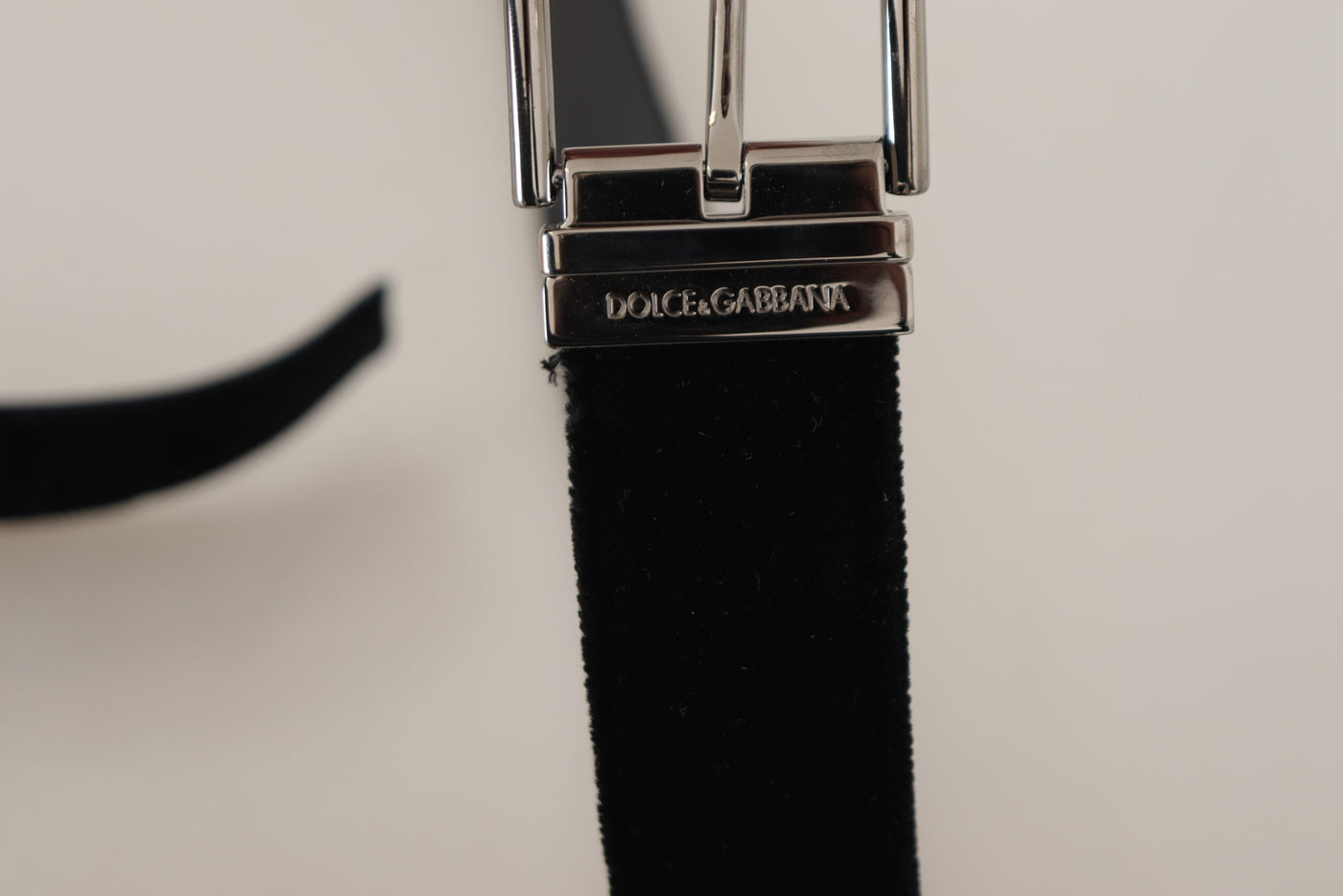 Dolce & Gabbana Schwarzer Samt Silbernes Logo mit gravierter Metallschnalle Gürtel