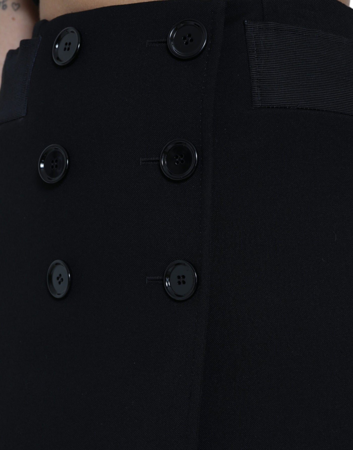 Dolce & Gabbana Schwarzer Wollknopf-Minirock mit hoher Taille von Aline
