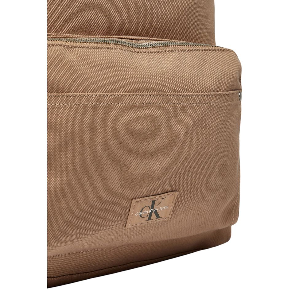 Calvin Klein Jeans Beigefarbener Rucksack aus recyceltem Polyester