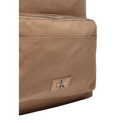 Calvin Klein Jeans Beigefarbener Rucksack aus recyceltem Polyester