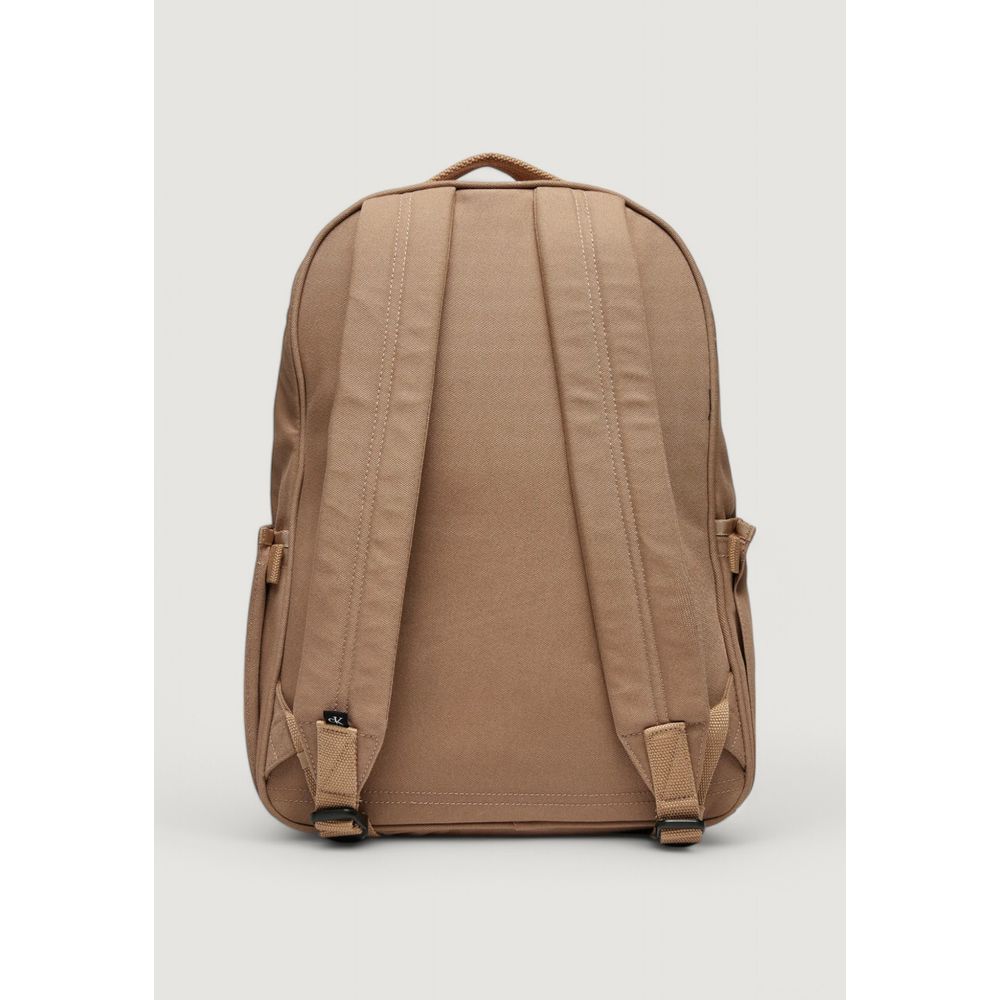 Calvin Klein Jeans Beigefarbener Rucksack aus recyceltem Polyester