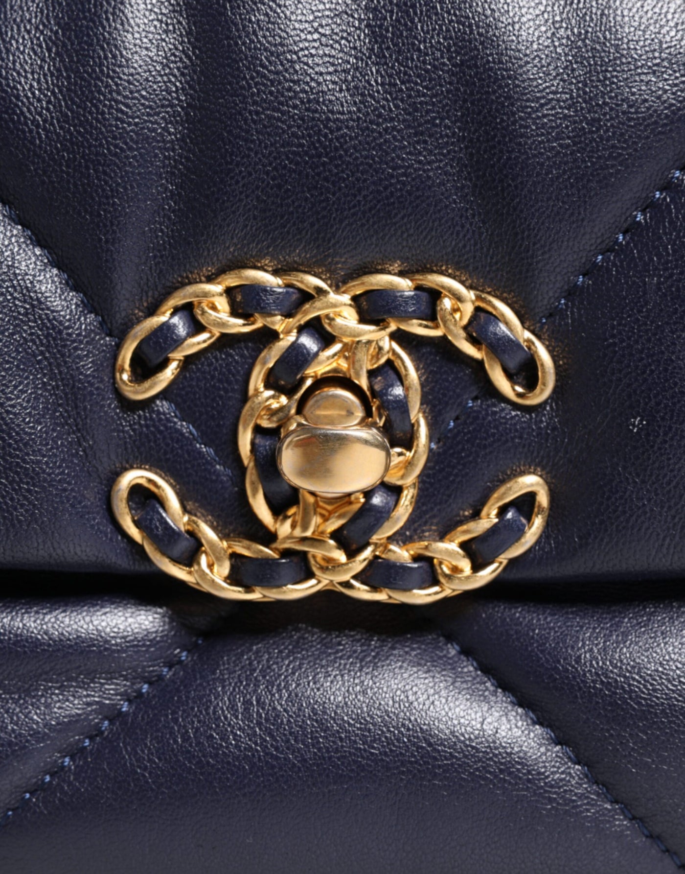 Chanel Blaue Lederumhängetasche mit gesteppter Kette