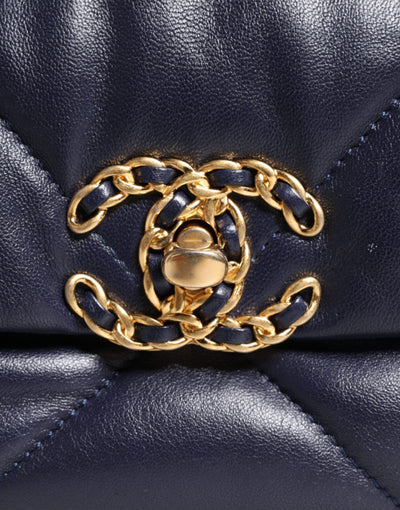 Chanel Blaue Lederumhängetasche mit gesteppter Kette
