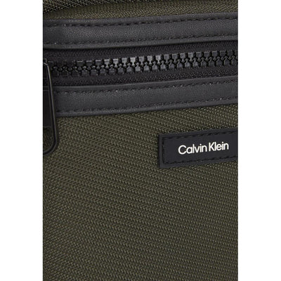 Calvin Klein Grüne Messenger-Tasche aus recyceltem Polyester