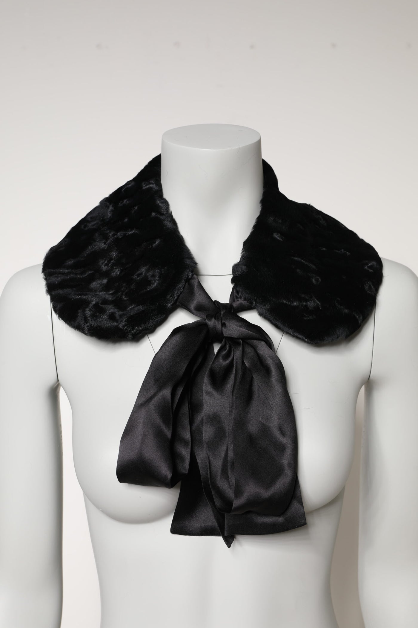 Dolce & Gabbana Schwarzer Lammfell Damen Halswärmer Winterschal