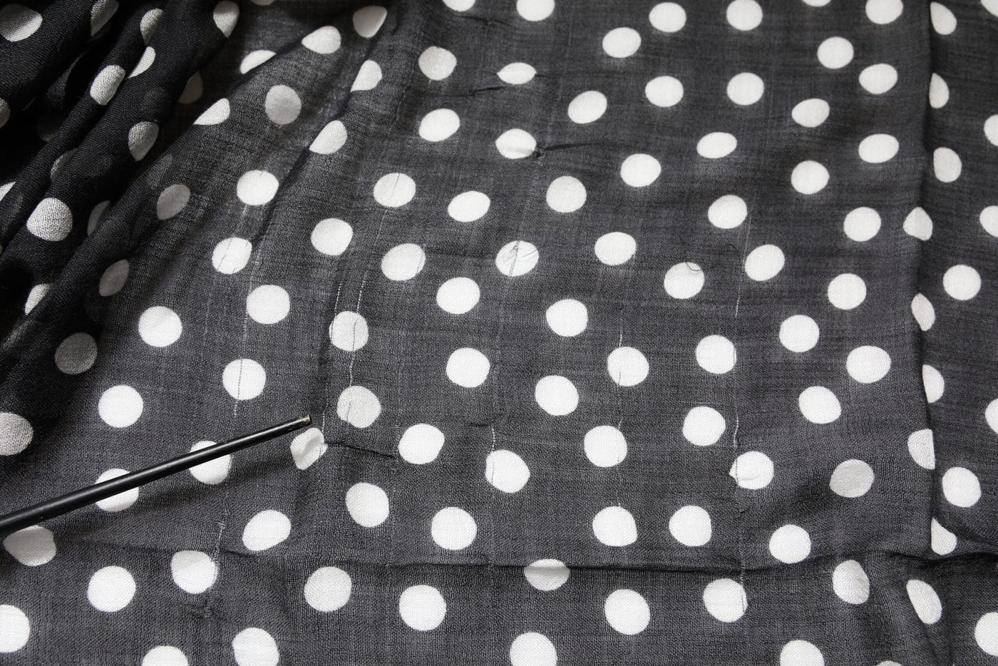 Dolce & Gabbana Schwarzer weißer Polka Dots Fransen Wickelschal