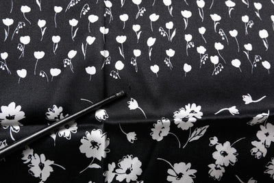 Dolce & Gabbana Schwarzer floraler Seidenschal mit quadratischem Umschlag