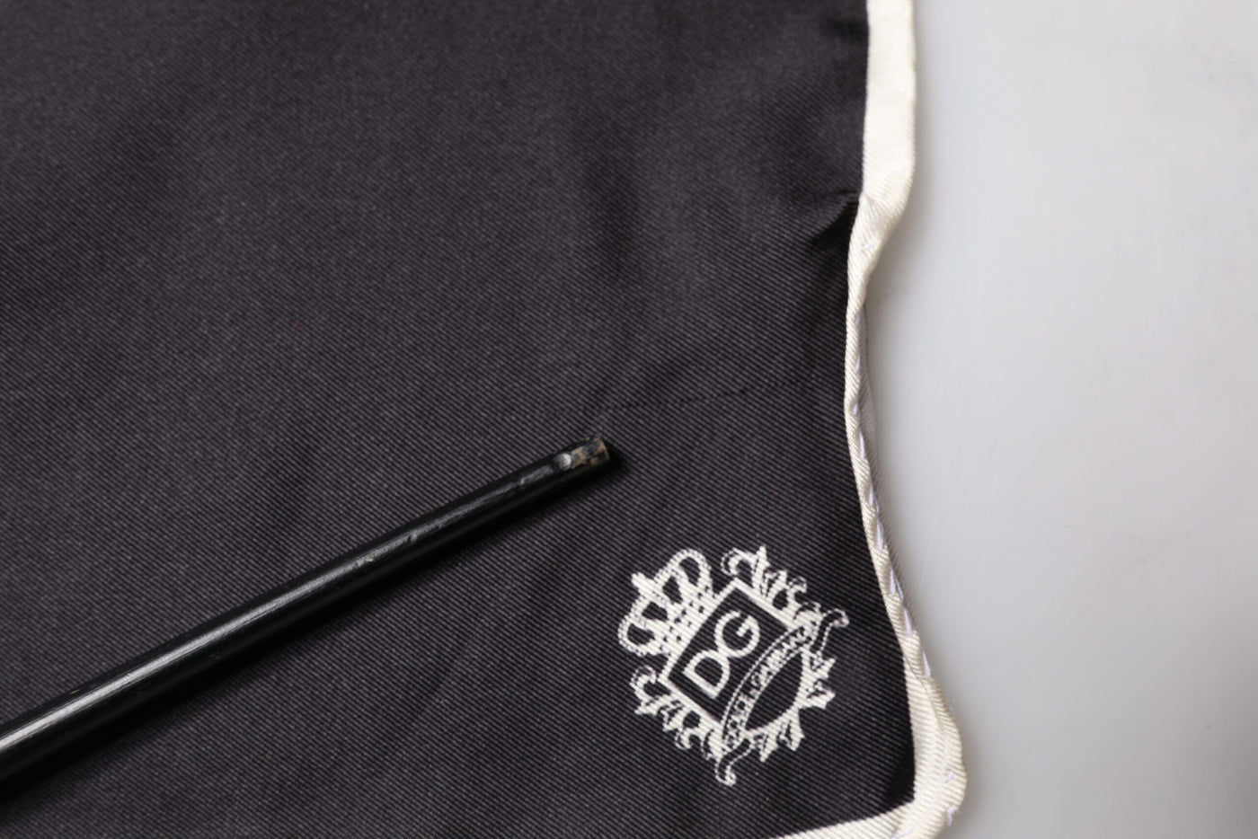 Dolce & Gabbana Schwarzer Crown Logo Quadratischer Taschentuchschal