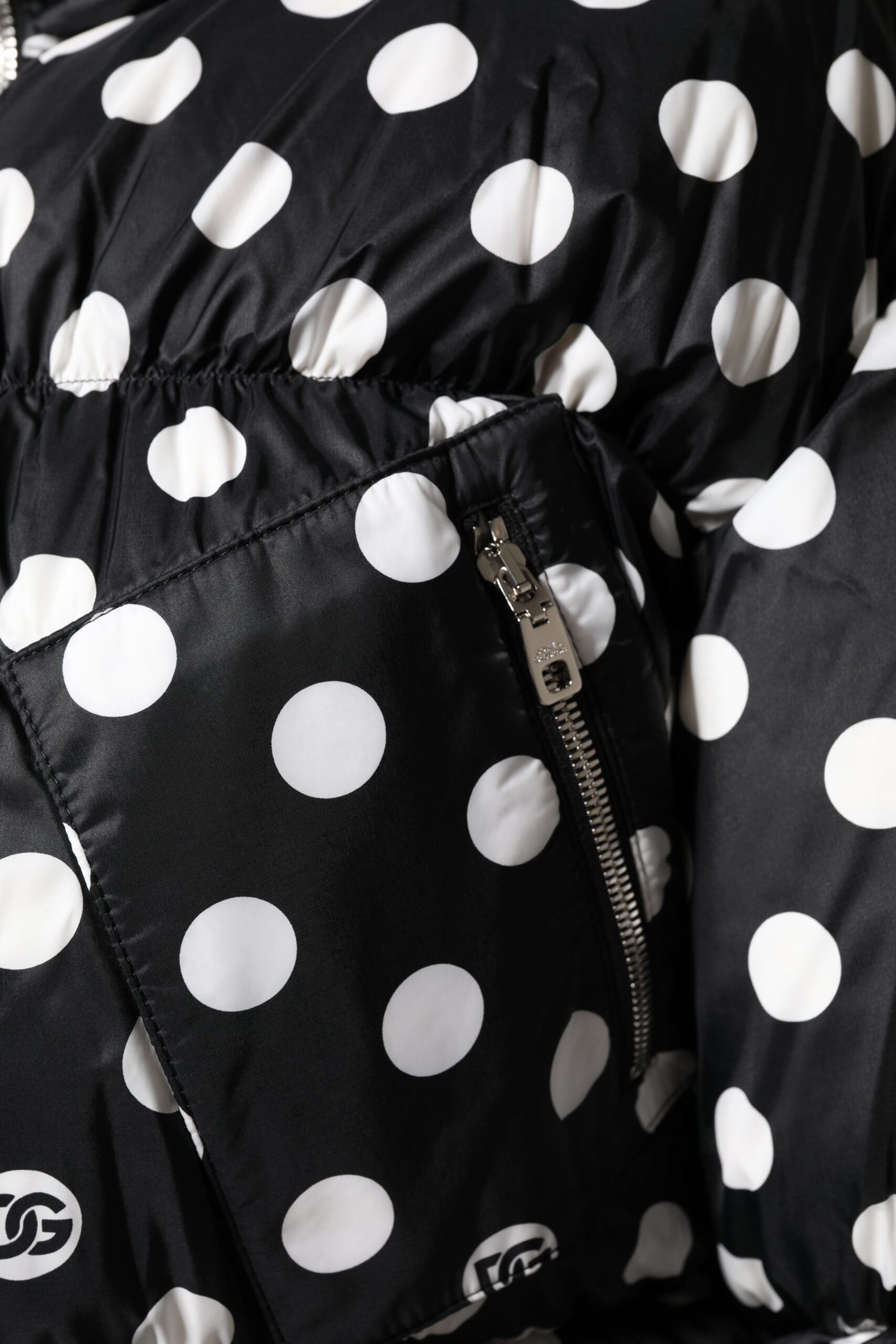 Dolce & Gabbana Schwarz-weiß gepunktete Pufferjacke mit durchgehendem Reißverschluss