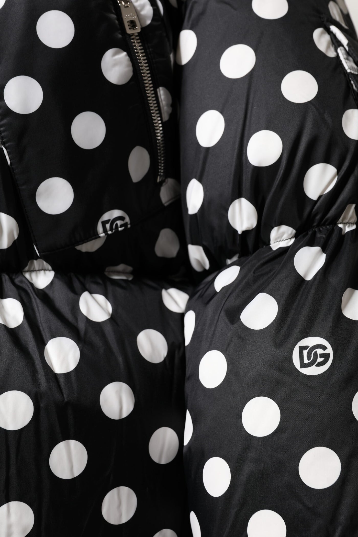 Dolce & Gabbana Schwarz-weiß gepunktete Pufferjacke mit durchgehendem Reißverschluss