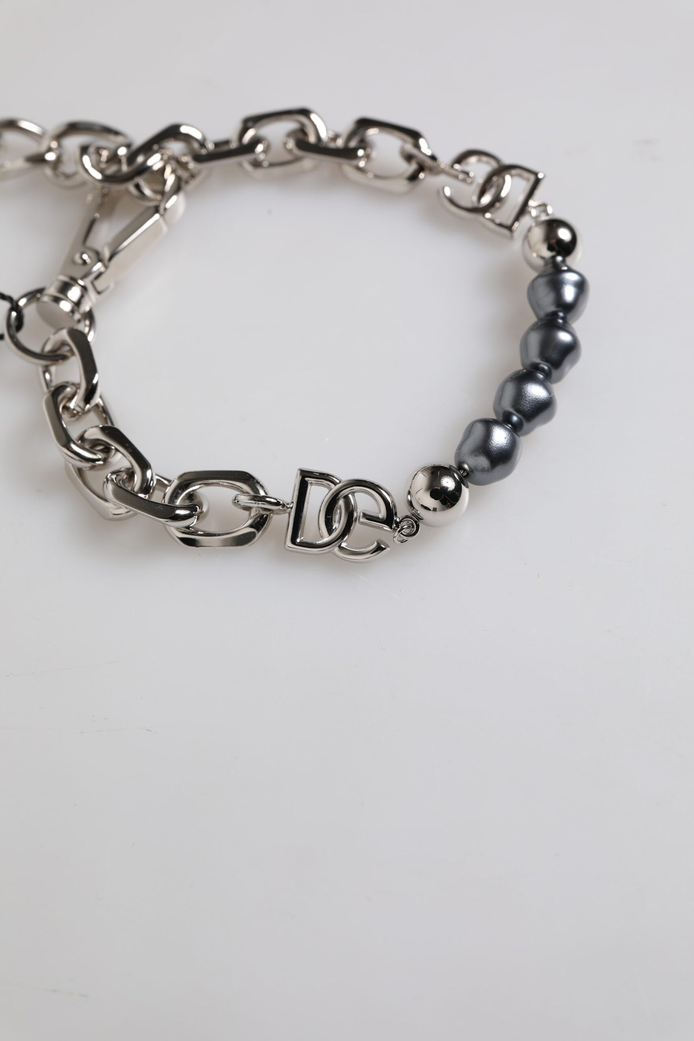 Dolce & Gabbana Silberfarbene Kette Karabinerverschluss Logo Graue Perlen Armband