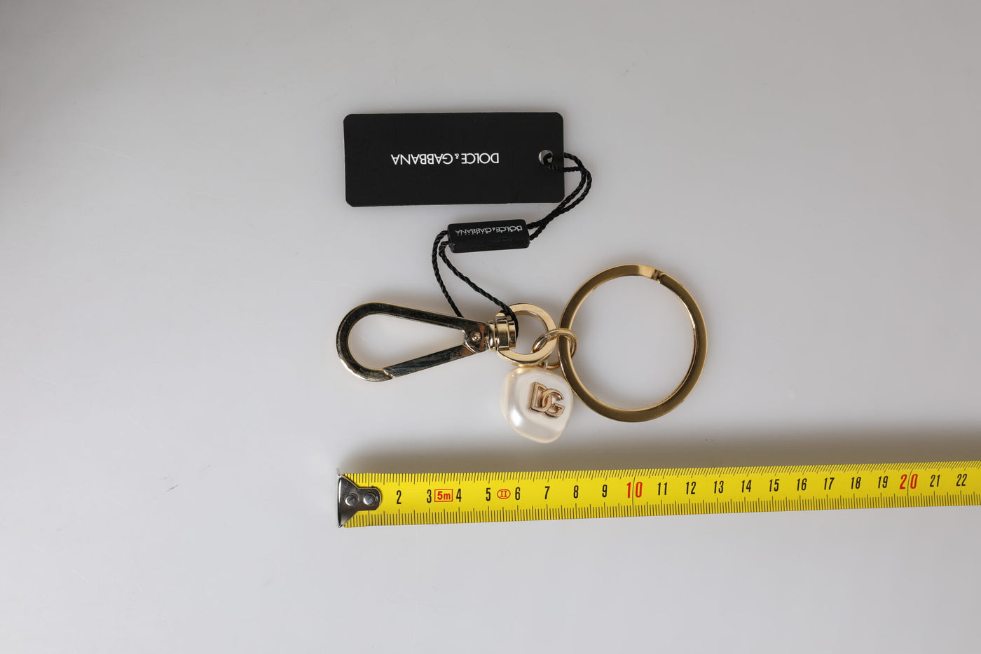 Dolce & Gabbana Chic Gold Messing Faux Perle Brief Charme Schlüsselanhänger Schlüsselanhänger