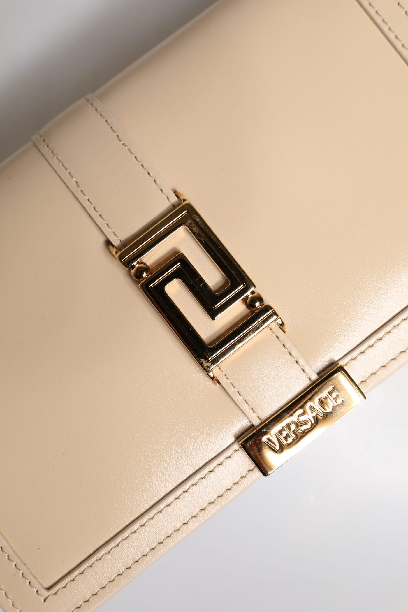Versace Beige Goldkette Kalbsleder Brieftasche Crossbody Tasche