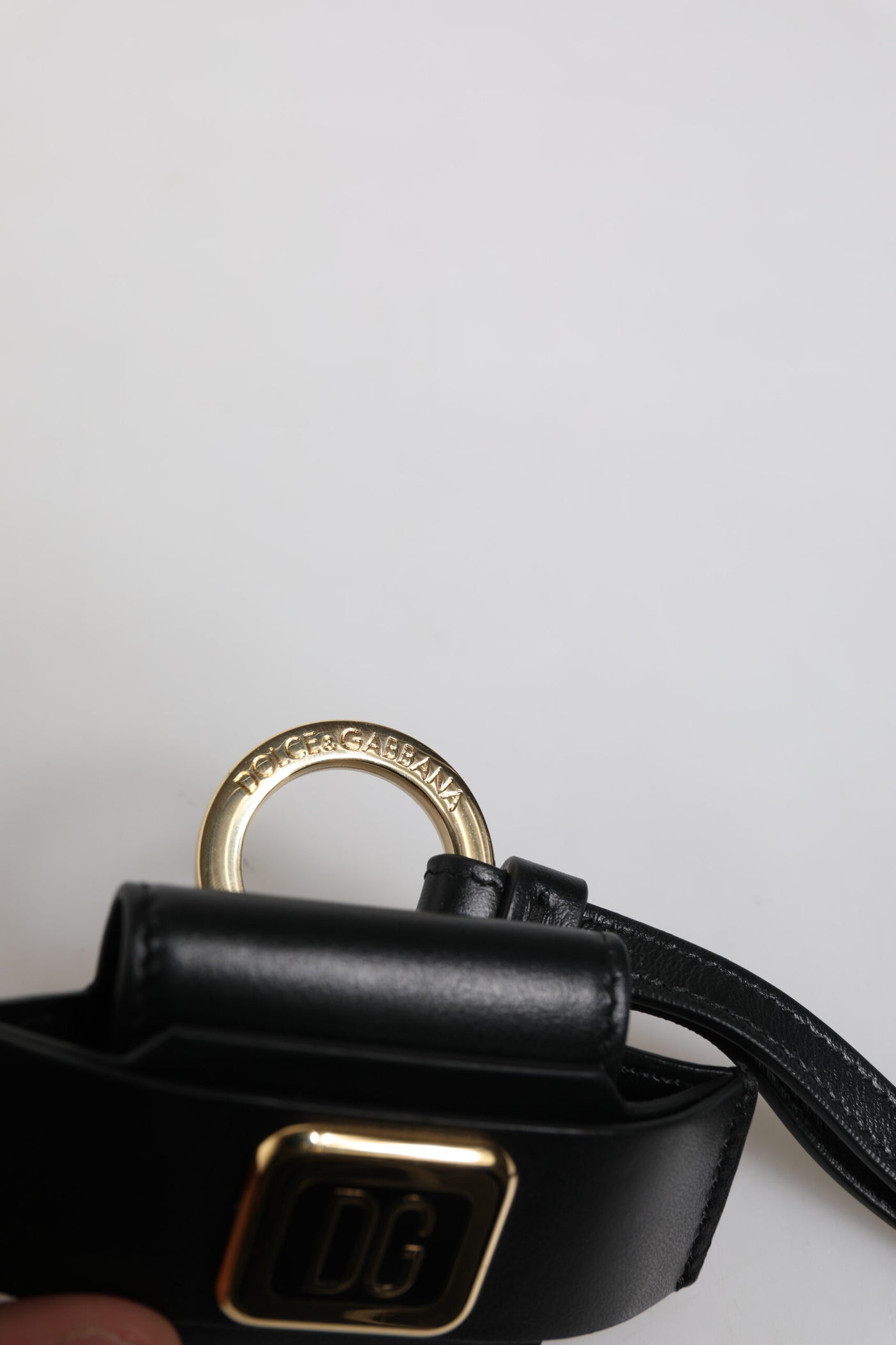 Dolce & Gabbana Schwarzer Lederriemen Gold Metall Logo Plaque Airpods Fall