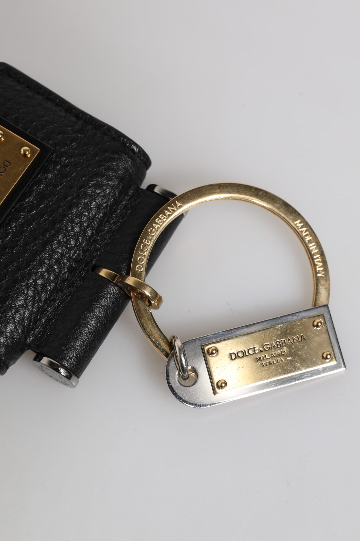 Dolce & Gabbana Schwarzer Lederriemen Gold Metall Logo Plaque Airpods Fall