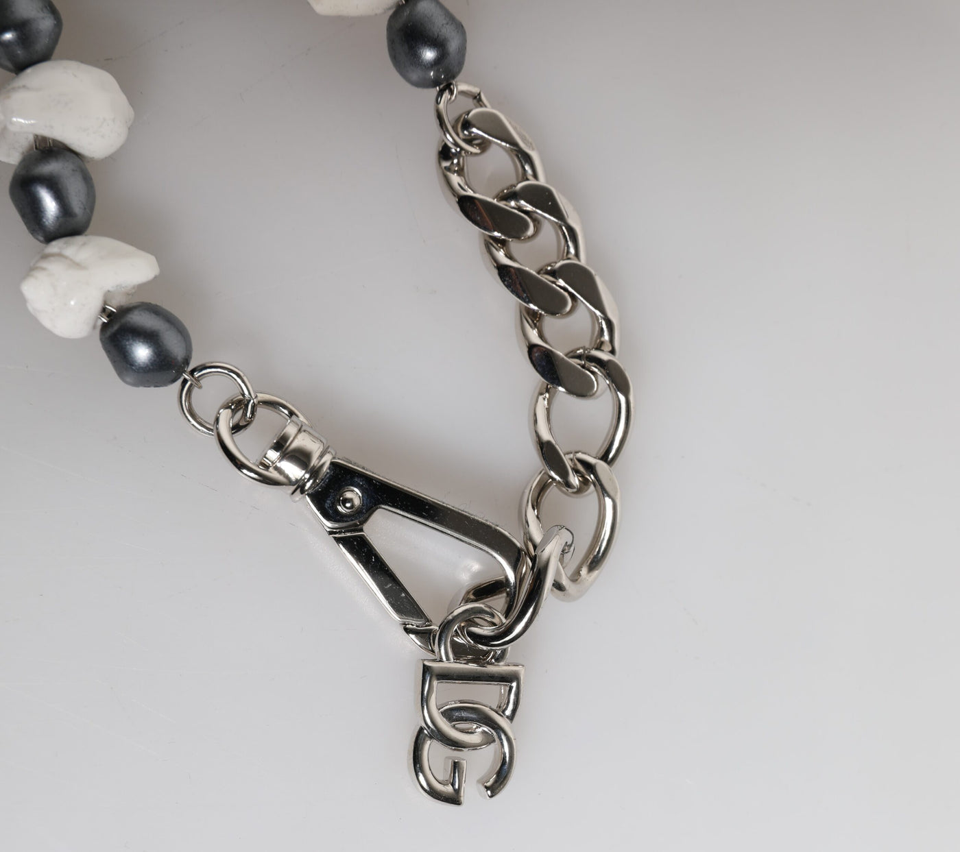 Dolce & Gabbana Silberfarbener Messing Perlen Muschel DG Logo Anhänger Armband