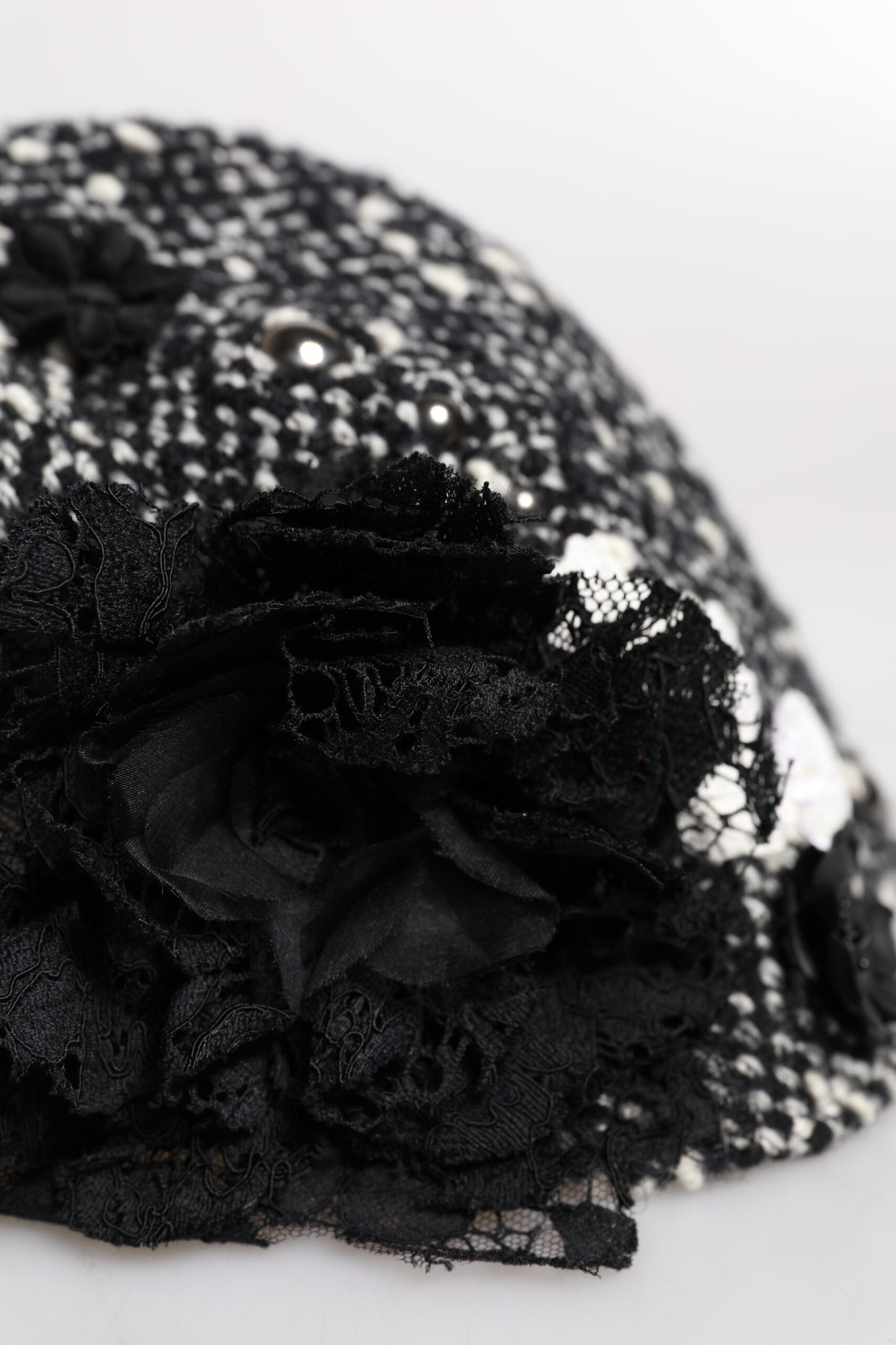 Dolce & Gabbana Cloche-Hut aus schwarzer Wolle mit weißer Blumenverzierung