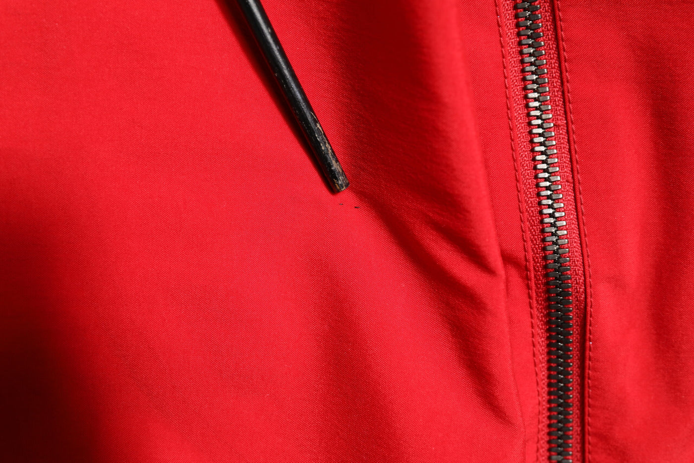 Dolce & Gabbana Rote weiße Nylon Windbreaker Jacke mit durchgehendem Reißverschluss
