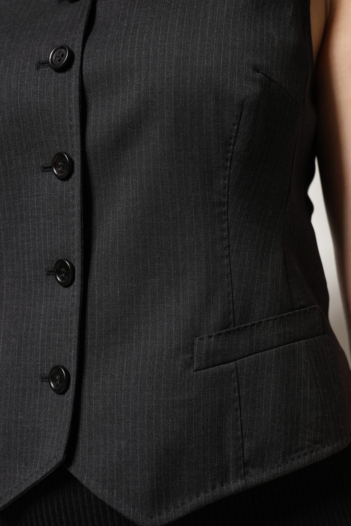 Dolce & Gabbana Schwarz gestreiftes ärmelloses Oberteil mit Knopfleiste