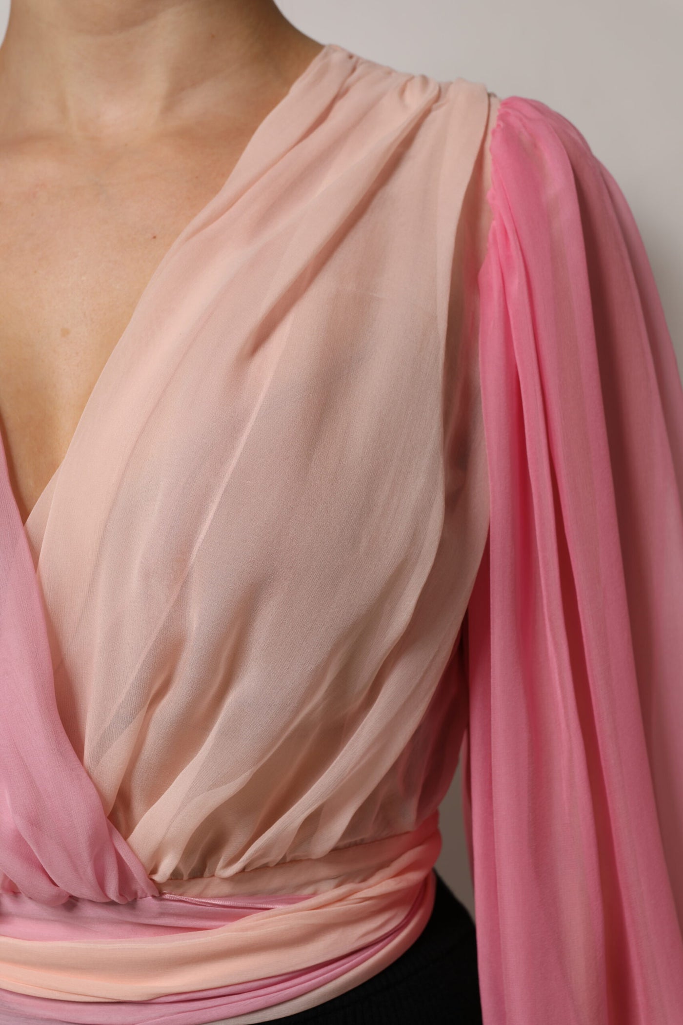Dolce & Gabbana Pinkes Blusentop mit tiefem V-Ausschnitt und langen Ärmeln
