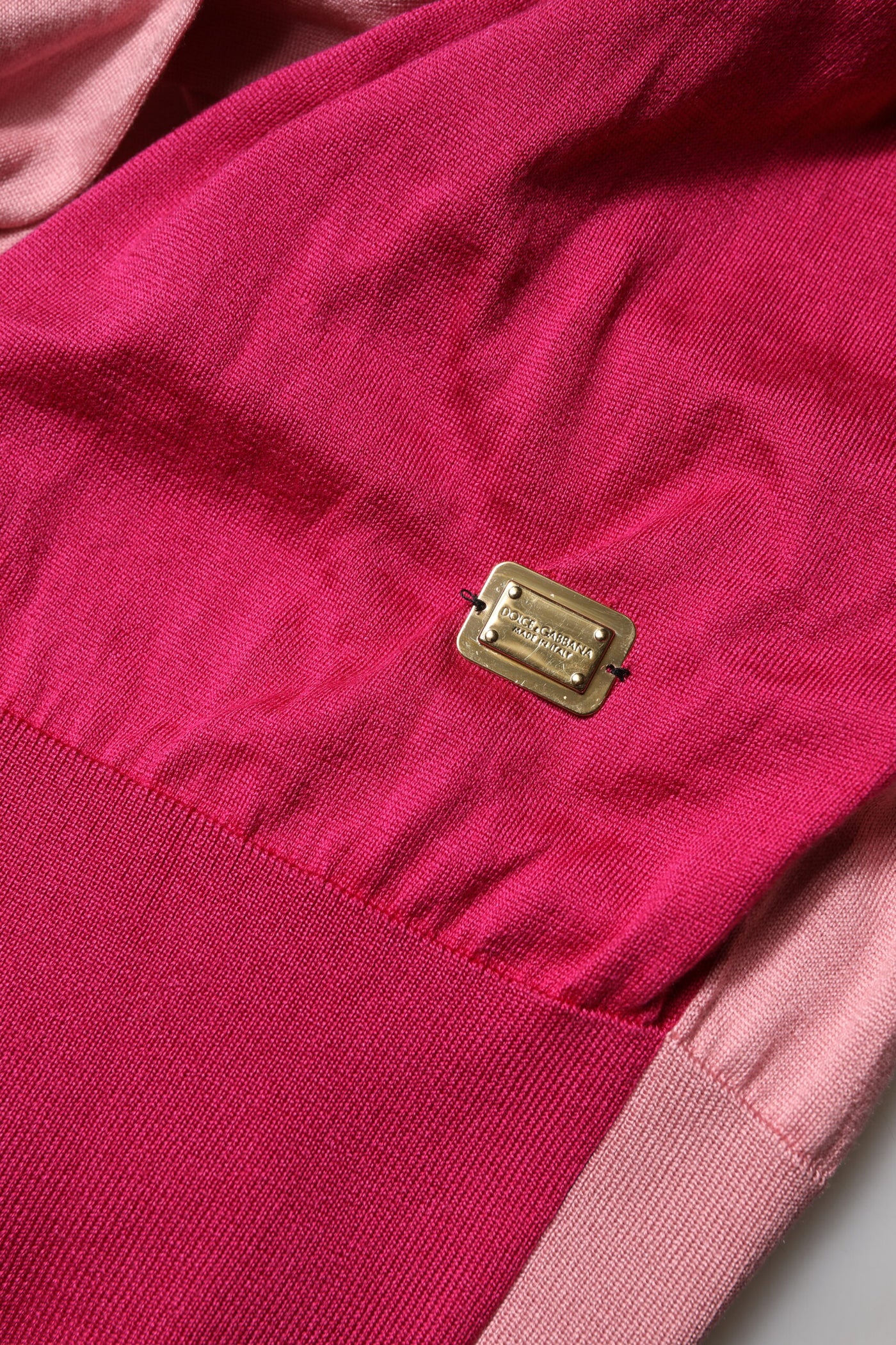 Dolce & Gabbana Rosa Kurzärmeliges geknöpftes Oberteil mit Ascot-Kragen