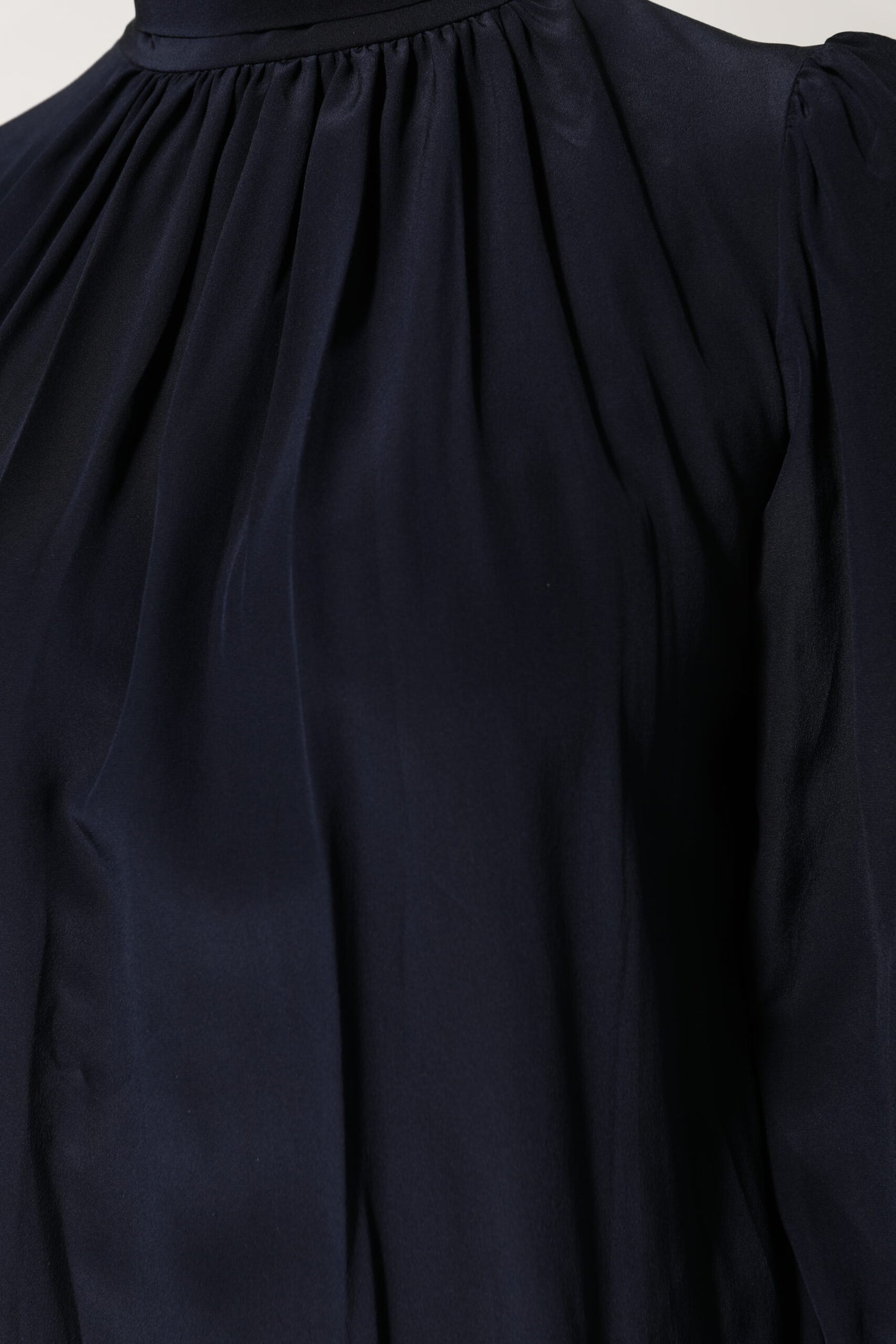 Dolce & Gabbana Blaues Seidenblusentop mit langem Ausschnitt und langen Ärmeln