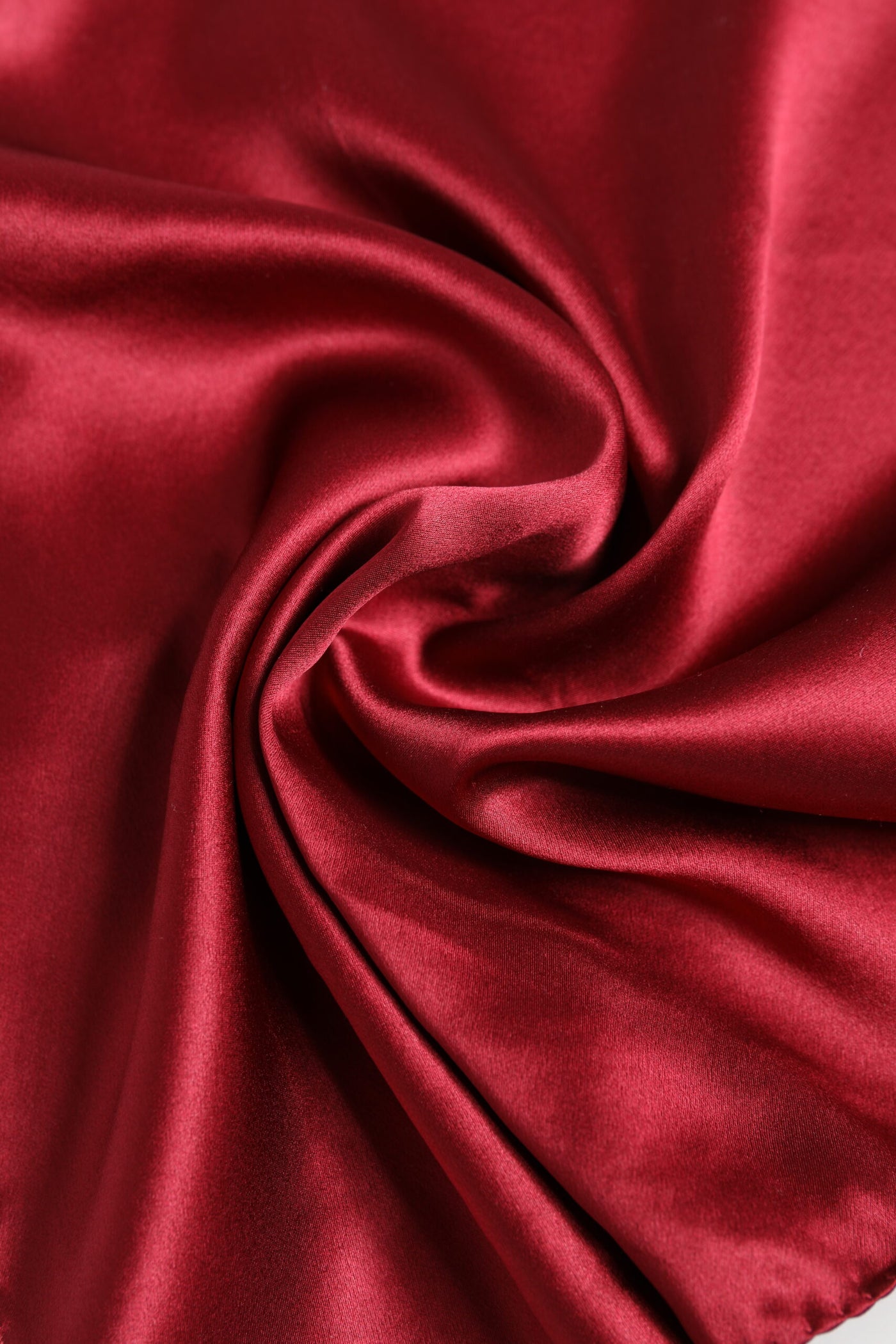 Dolce & Gabbana Rotes Quadratisches Taschentuch aus Satin Seide