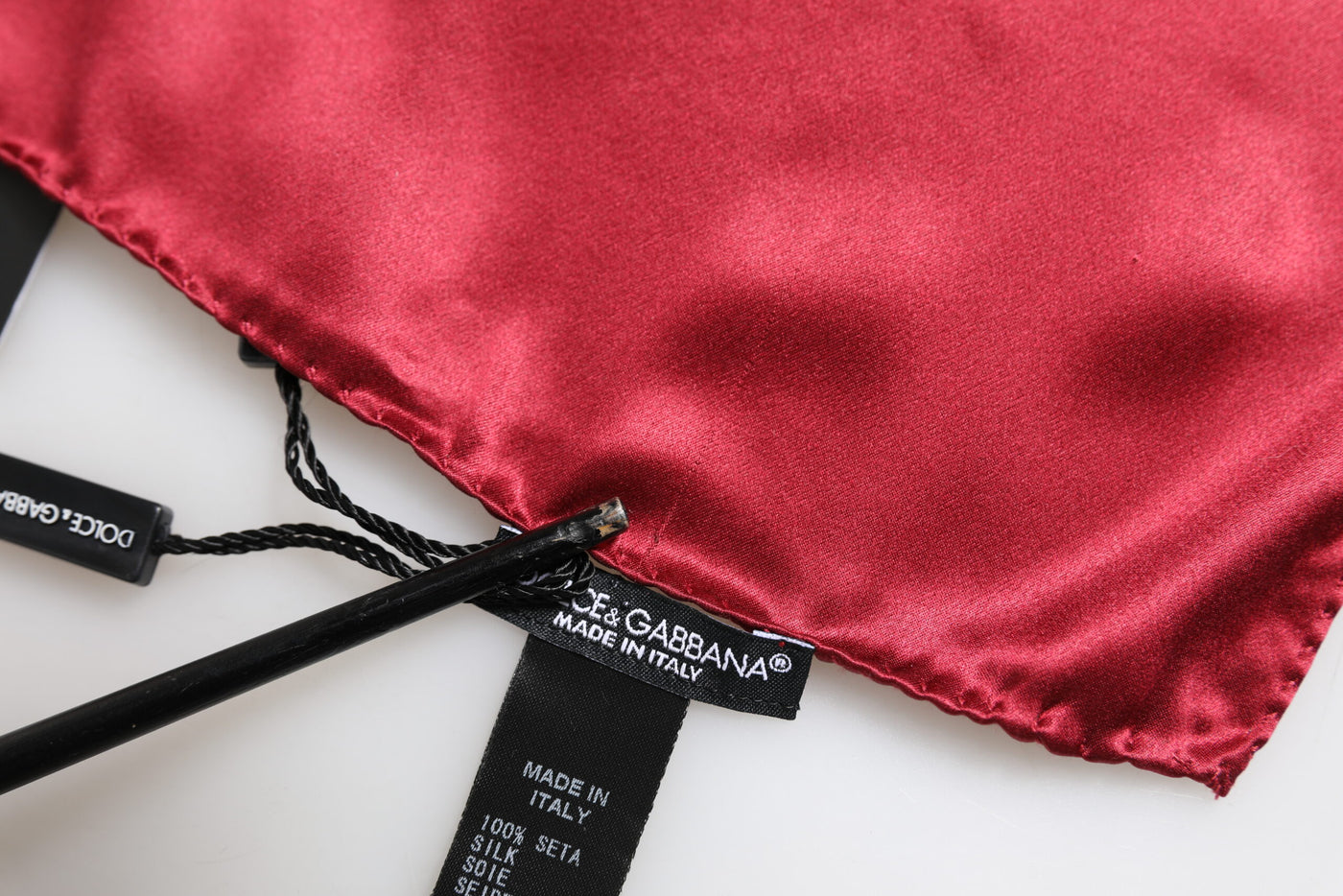Dolce & Gabbana Rotes Quadratisches Taschentuch aus Satin Seide