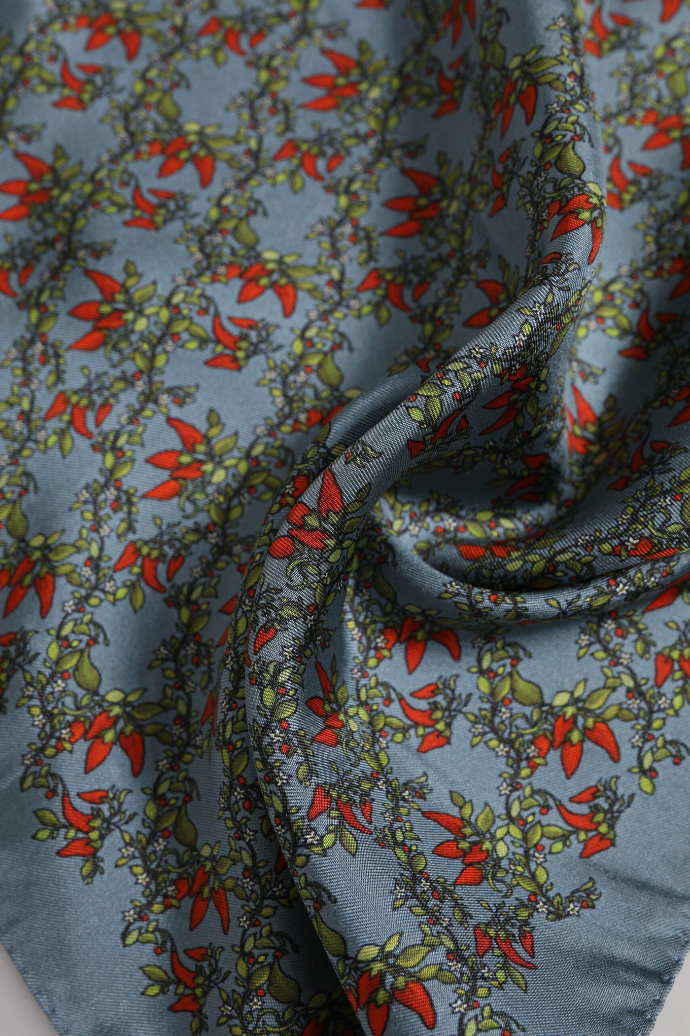 Dolce & Gabbana Grauer Chilis Seidenschal Quadratisch Herren Foulard Schal