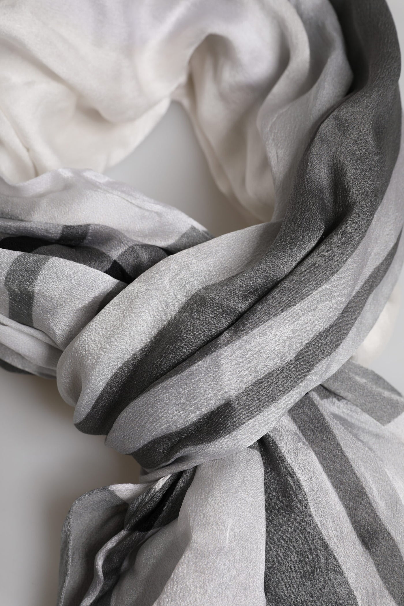 Dolce & Gabbana Weißer schwarzer Seidenwärmer Wrap Foulard Schal