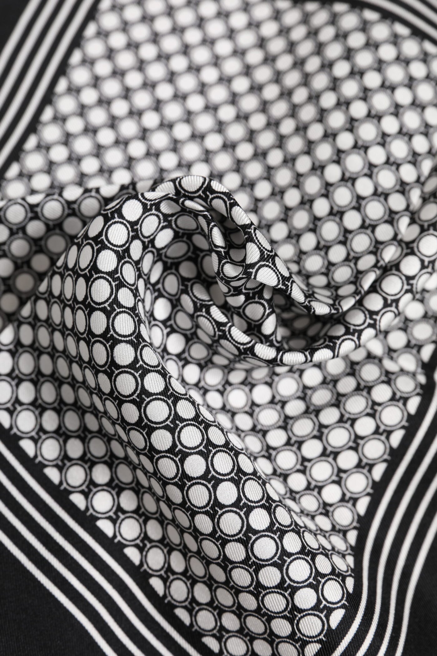 Dolce & Gabbana Schwarz Weiß Gemustertes Quadratisches Herren Foulard Tuch
