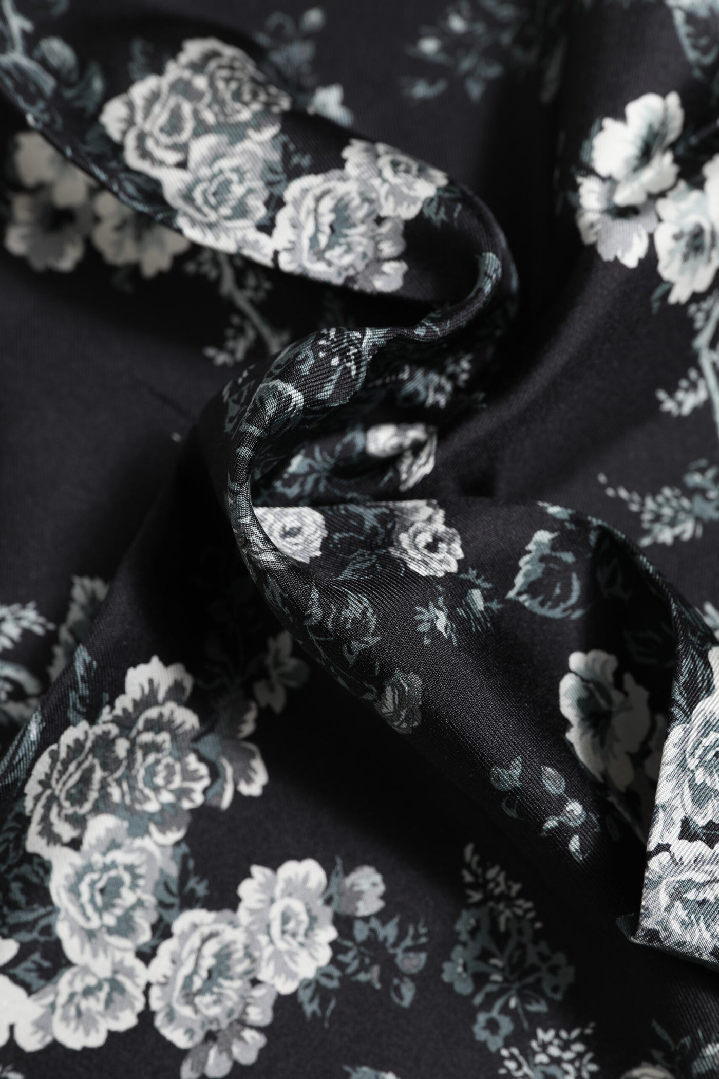 Dolce & Gabbana Schwarzer geblümter quadratischer Seidenfoulardschal