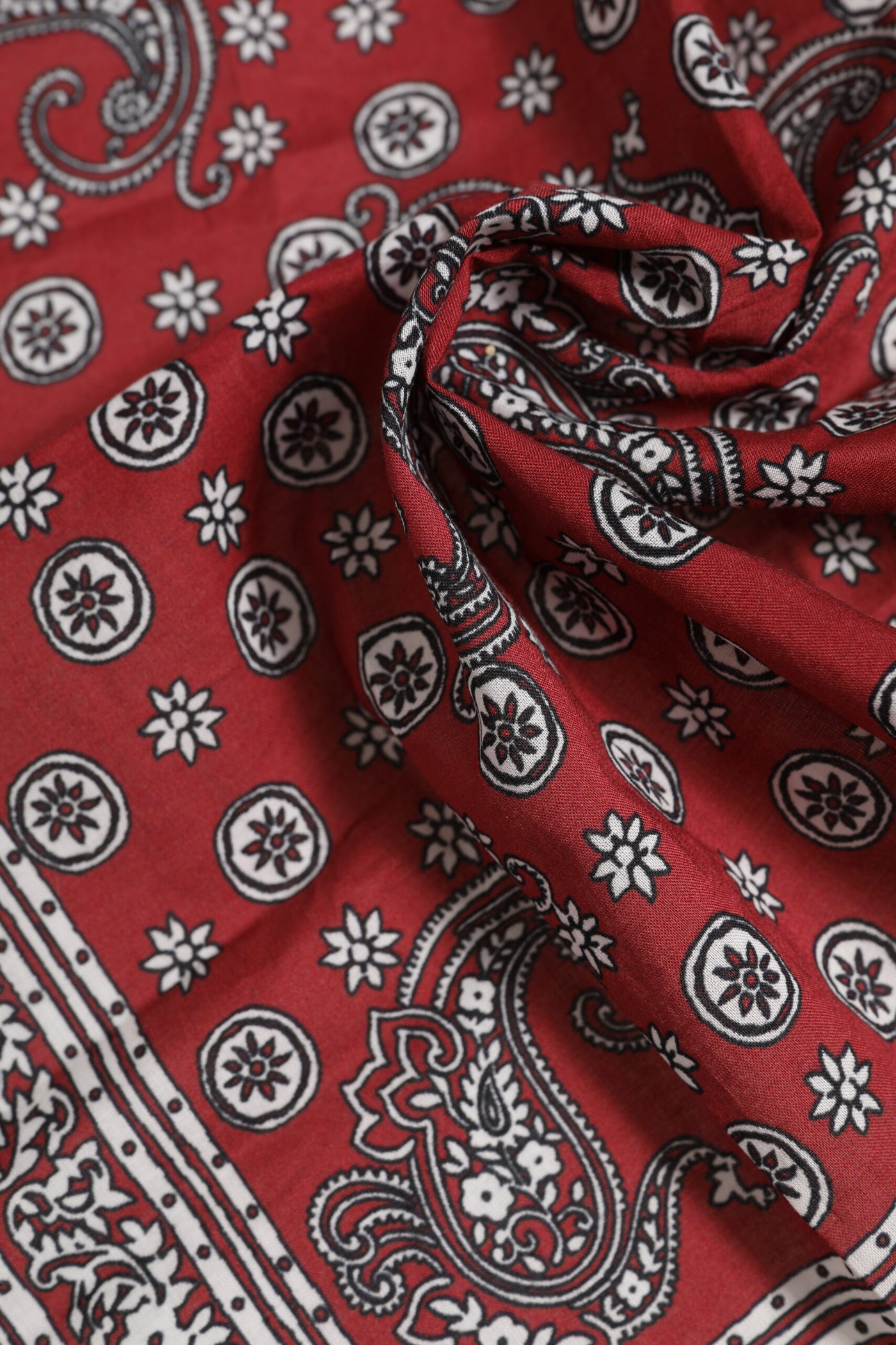 Dolce & Gabbana Roter geblümter quadratischer Foulardschal aus Baumwolle
