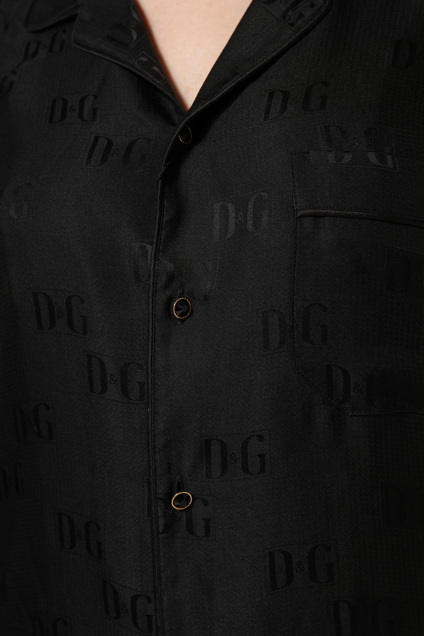 Dolce & Gabbana Schwarzes Seiden-DG besticktes langärmeliges Top