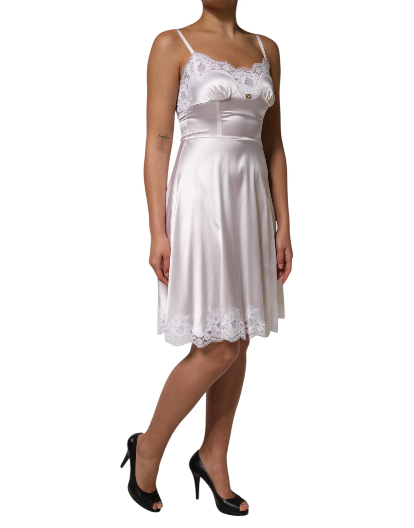 Dolce & Gabbana Weißes Spitzenkleid mit goldenem DG-Logo aus Seide Nachtwäsche